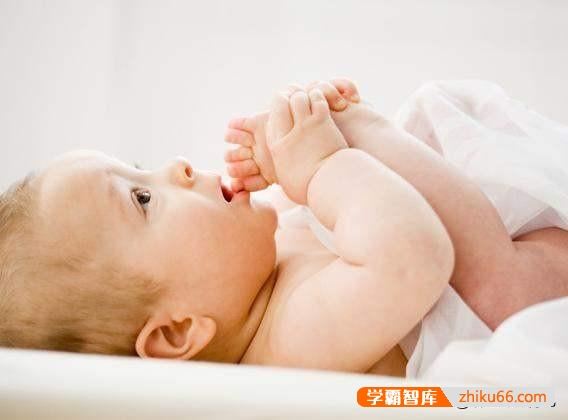 宝宝抓耳朵、踢腿、拱背到底是啥意思，怎样读懂宝宝的肢体语言？