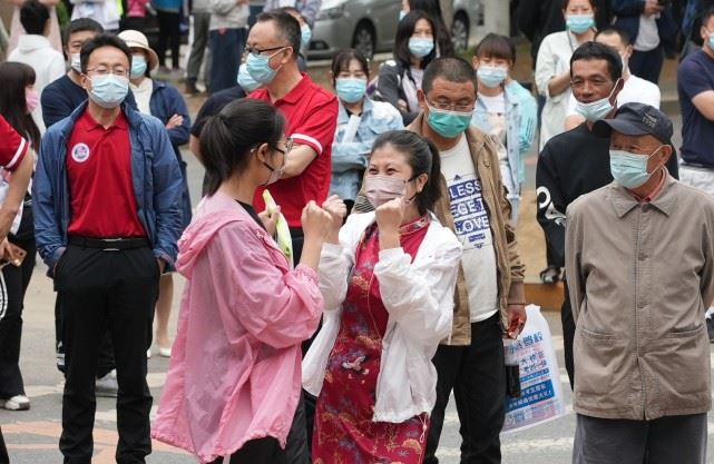 高考首日直击多地高考第一现场 为高考静音