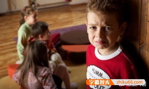 三岁小孩不愿去幼儿园，天天早上去幼儿园就哭，晚上睡觉做梦都说不去幼儿园，怎么办？